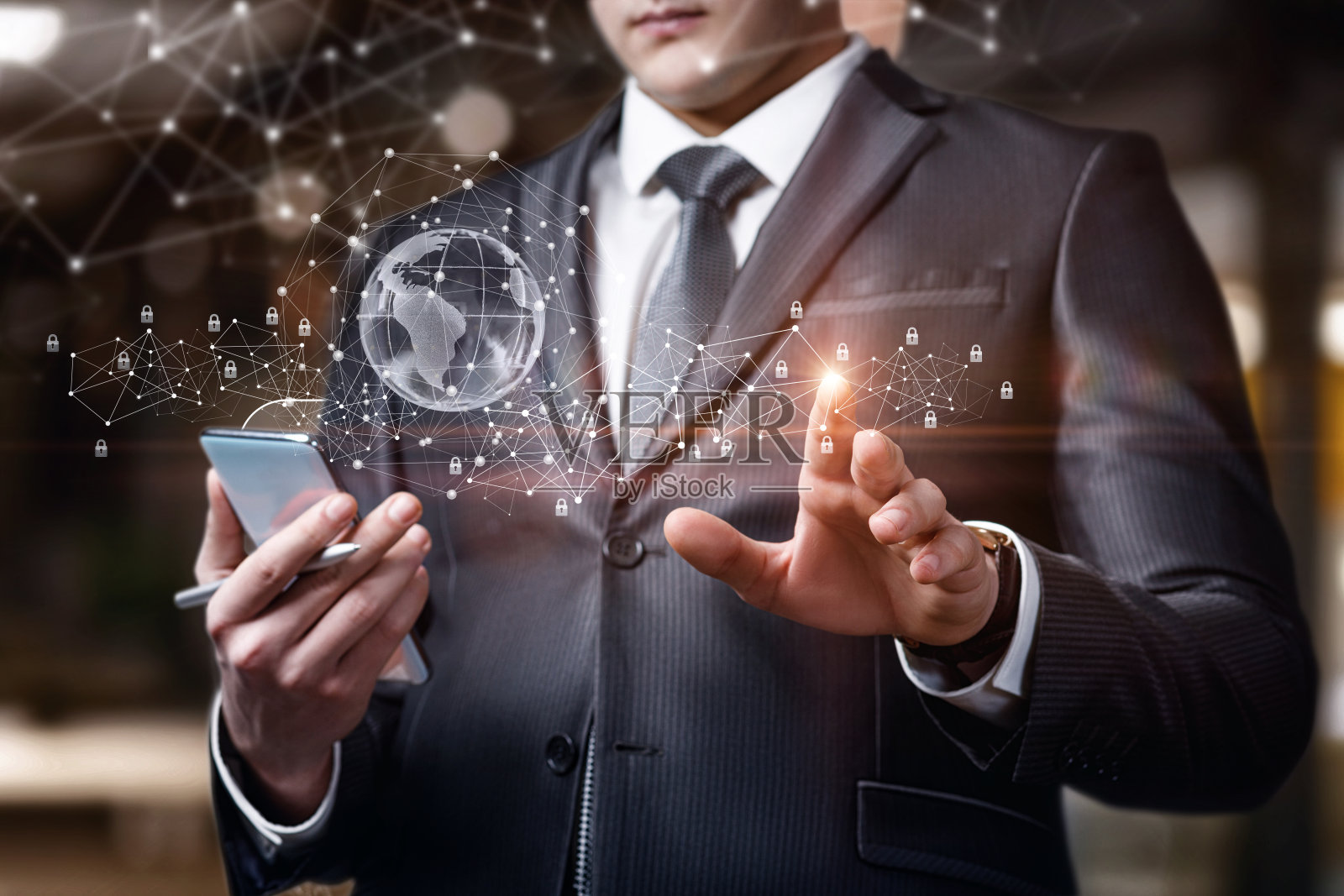 商人在安全网络中的虚拟屏幕上工作照片摄影图片