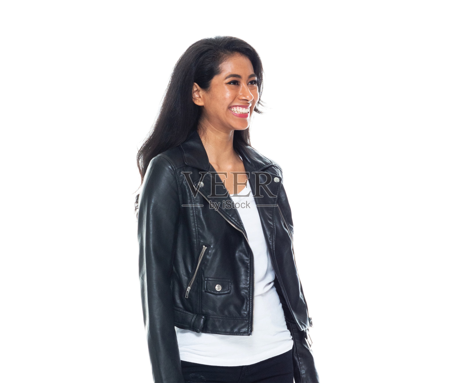 拉丁美洲和西班牙裔的年轻女性穿着牛仔裤站着照片摄影图片