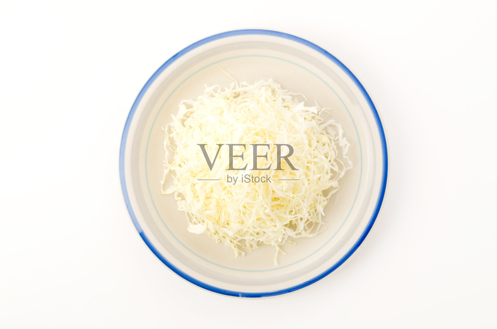 白色背景盘子上的凉拌甘蓝照片摄影图片