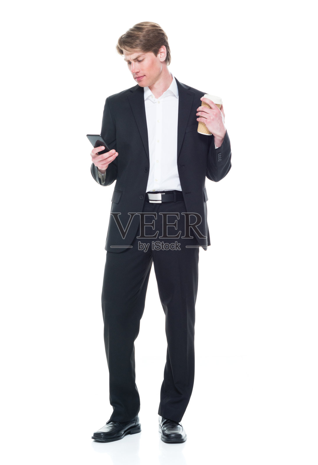 白人男性商人穿着衬衫，拿着咖啡杯，使用手机照片摄影图片