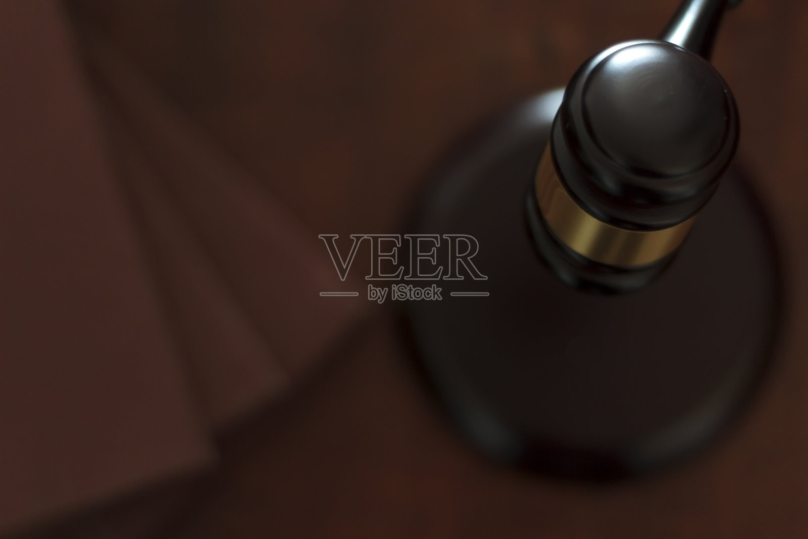 俯视图的法律书籍和木槌击打块照片摄影图片