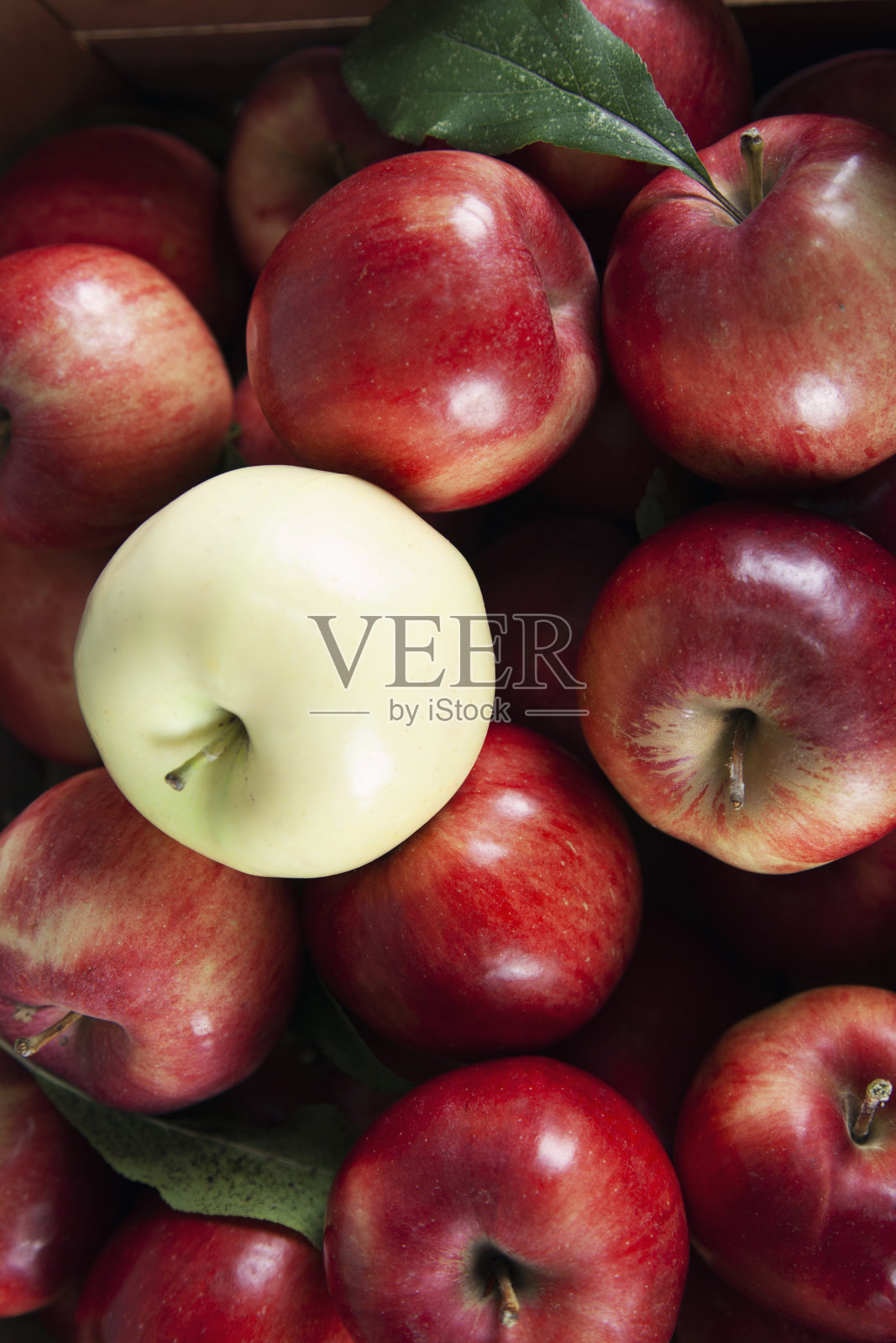 苹果在木箱上照片摄影图片