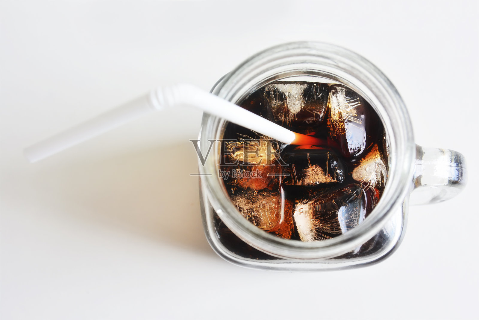 可乐与冰杯在白色背景照片摄影图片