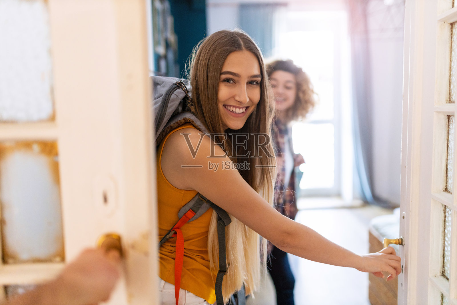 年轻女子背着背包来到青年旅社照片摄影图片
