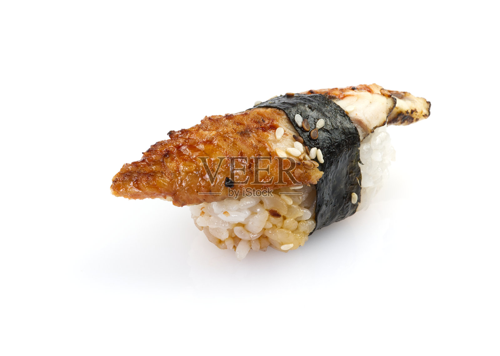 传统的日本寿司和手握寿司被孤立在白色的背景上。近距离的照片照片摄影图片