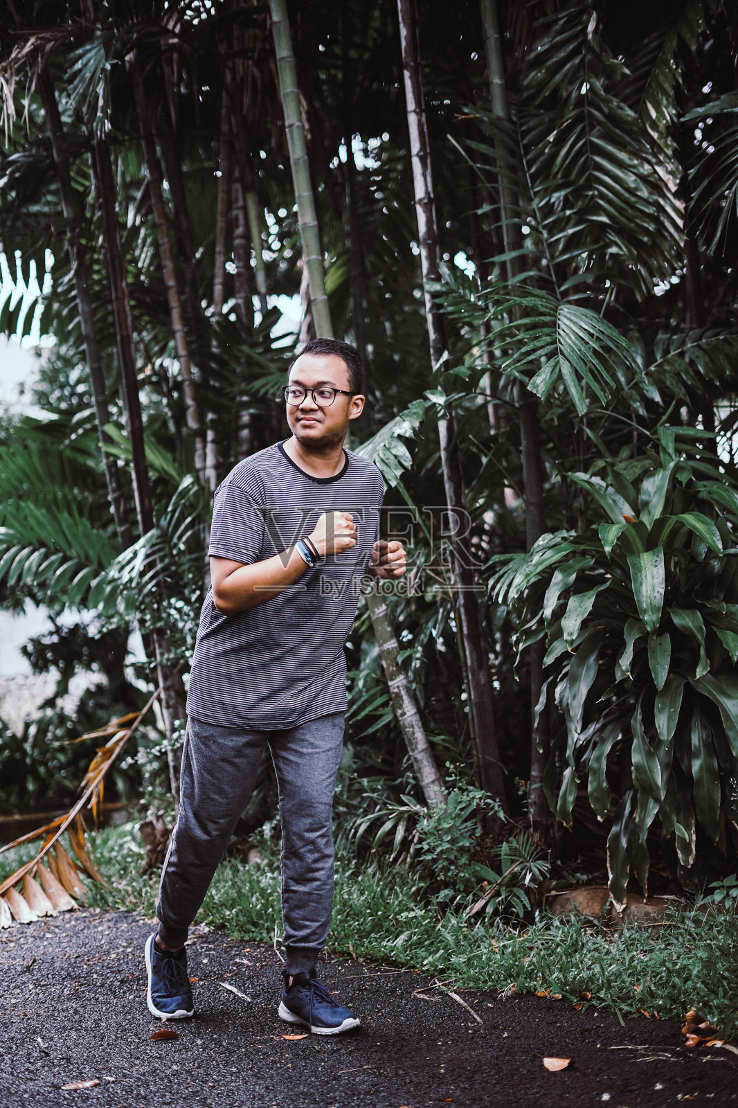 东南亚男子慢跑照片摄影图片