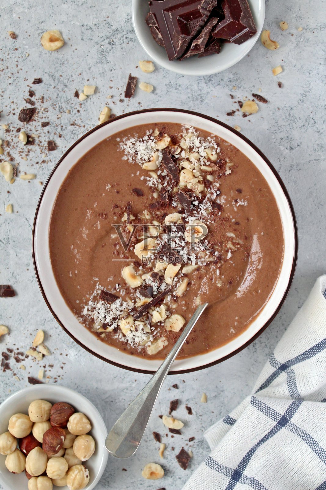 香蕉和坚果的巧克力奶昔。蛋白奶昔。照片摄影图片