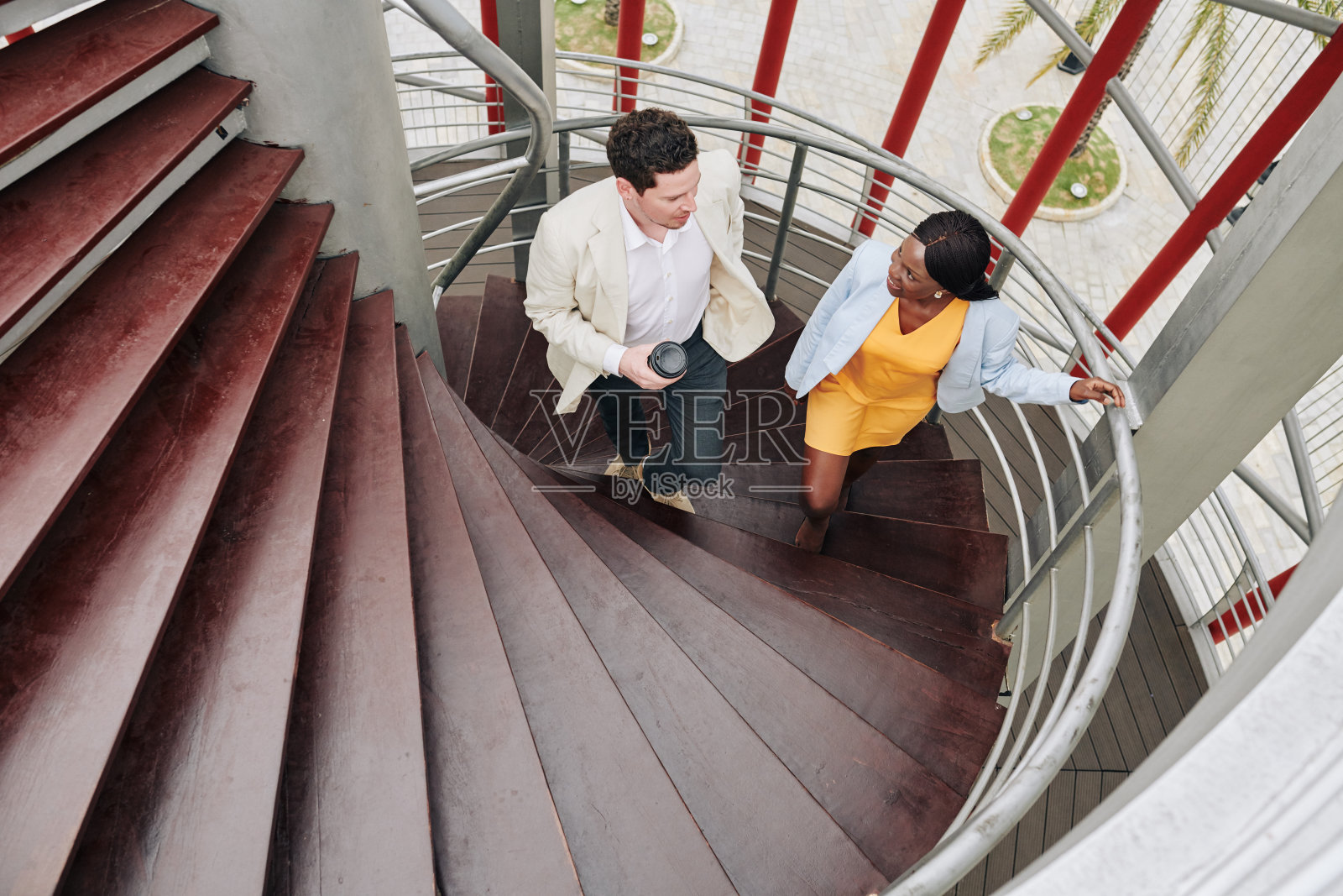 正在交谈的年轻商务同事照片摄影图片