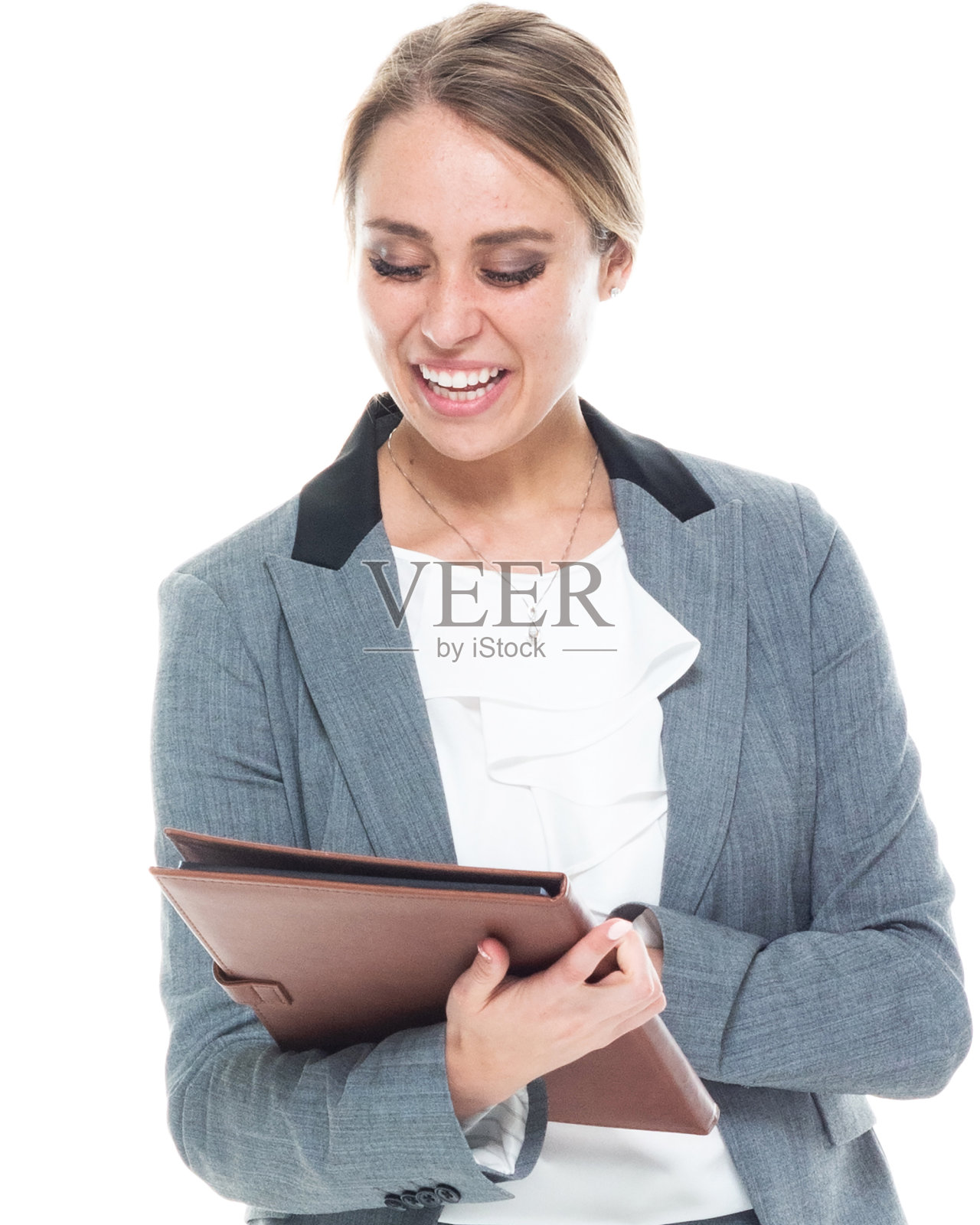 年轻的白人女商人站着，拿着清单照片摄影图片