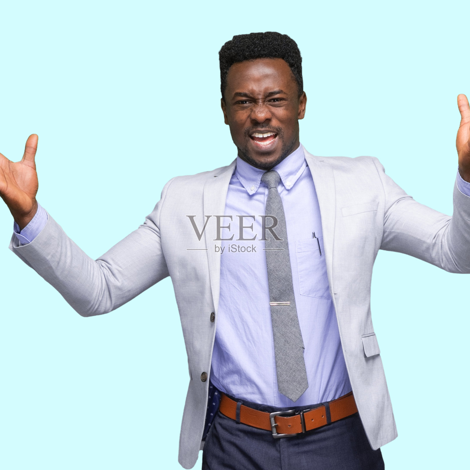 非洲裔年轻男性商人穿着夹克站在有色背景前照片摄影图片