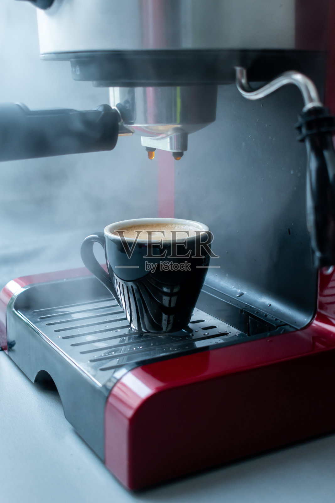 美味的新鲜浓缩咖啡杯上的红色浓缩咖啡机照片摄影图片