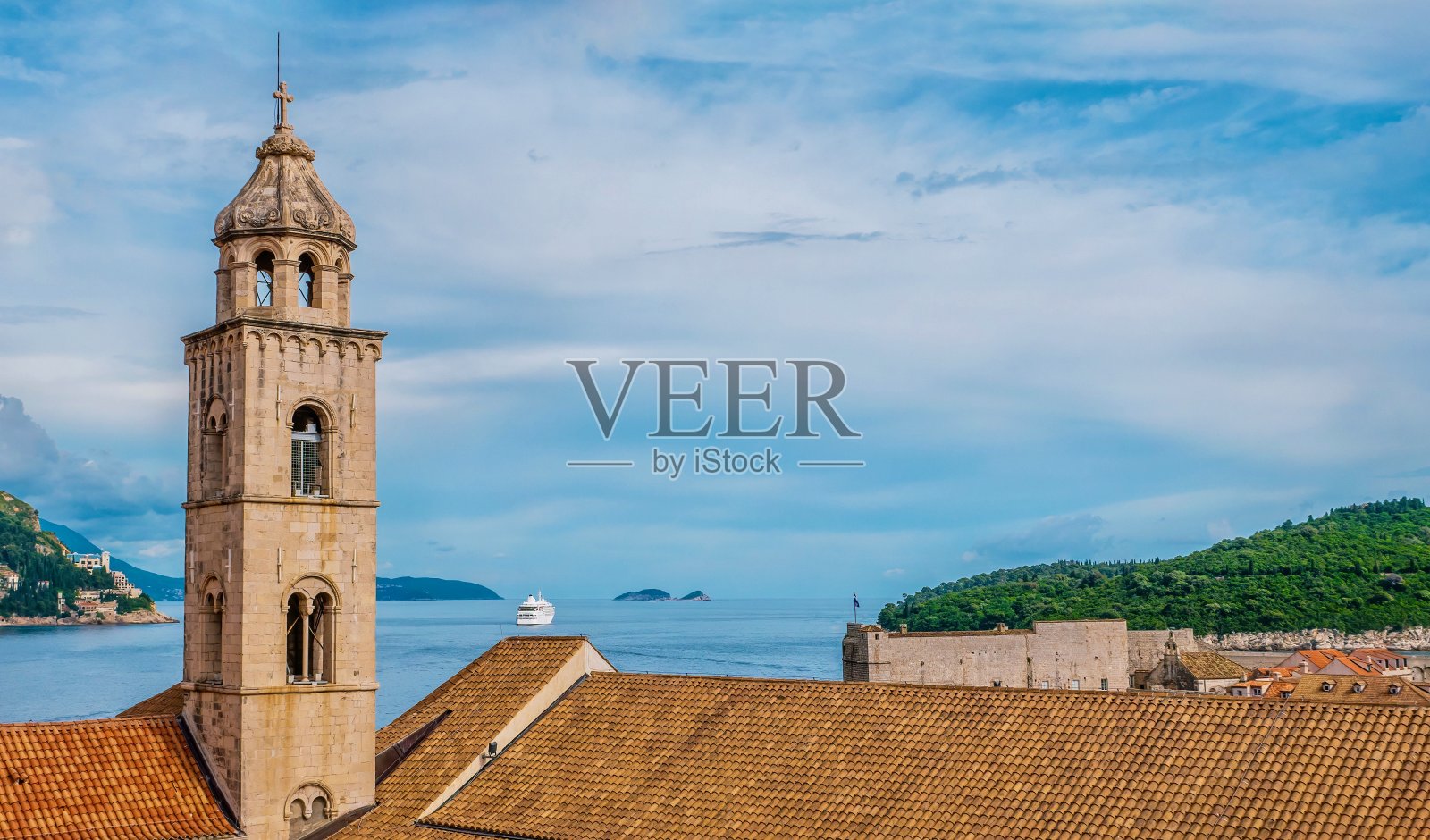 克罗地亚杜布罗夫尼克老城的钟楼和屋顶瓦片的特写。照片摄影图片