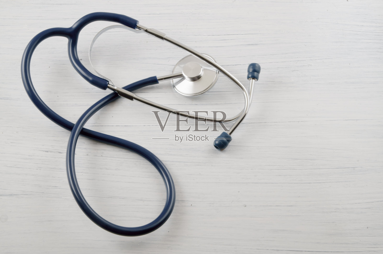 桌子上的听诊器特写照片摄影图片