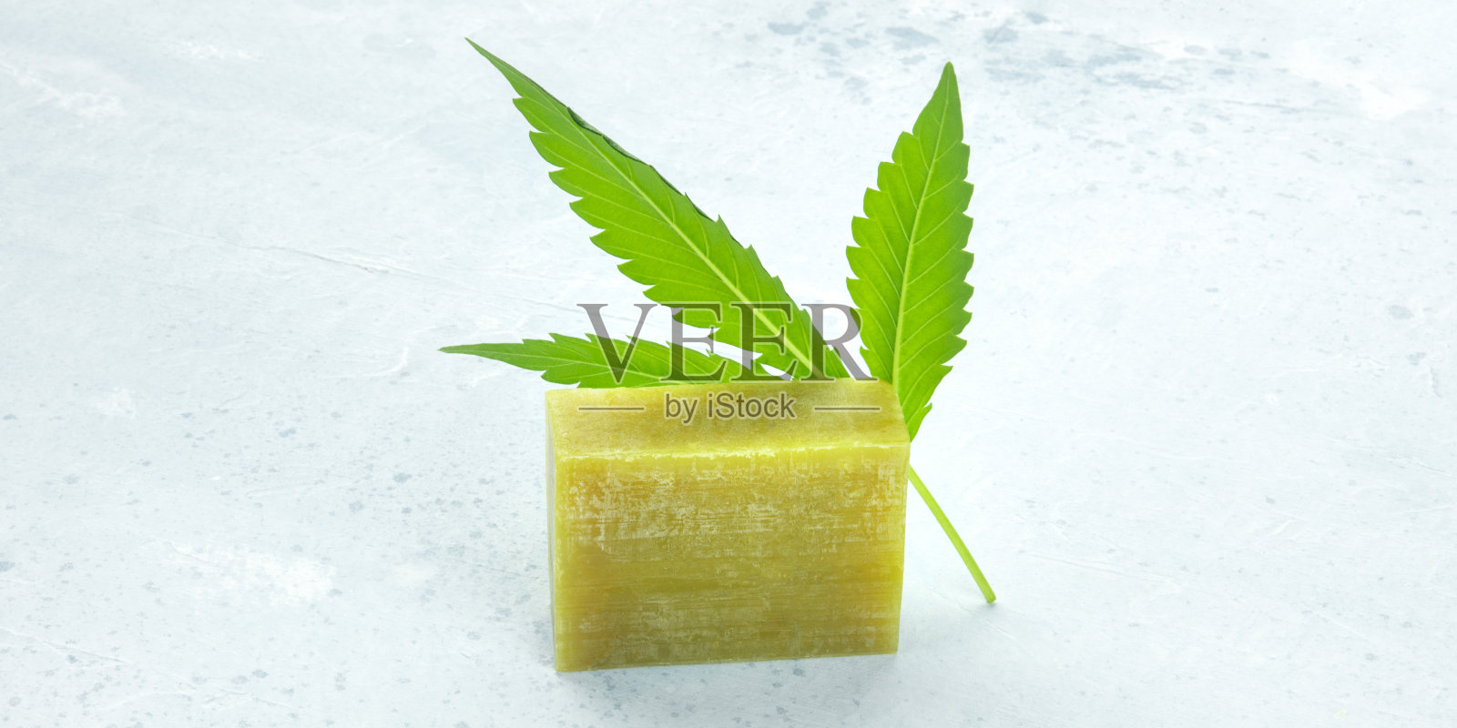 大麻肥皂棒全景，与大麻叶和复制空间照片摄影图片