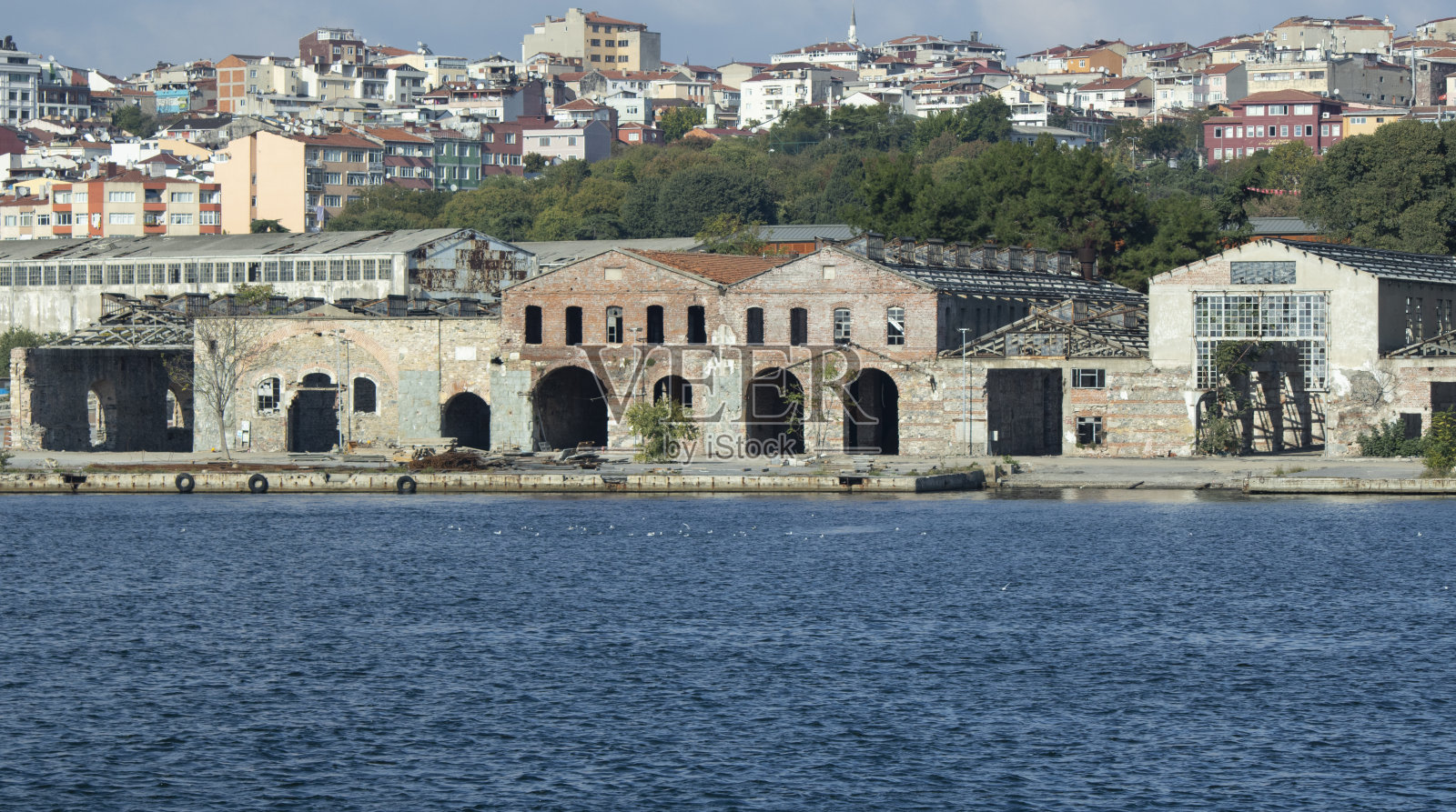 历史悠久的伊斯坦布尔船厂位于河口的边缘。它位于Kasimpasa地区。照片摄影图片