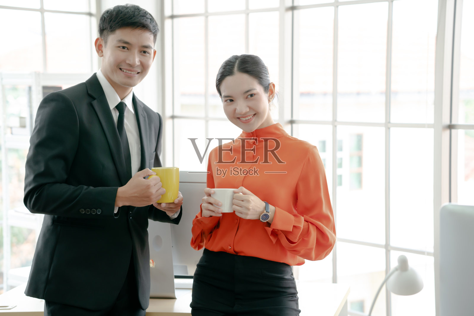 一对年轻的专业人士在咖啡休息时间聊天照片摄影图片