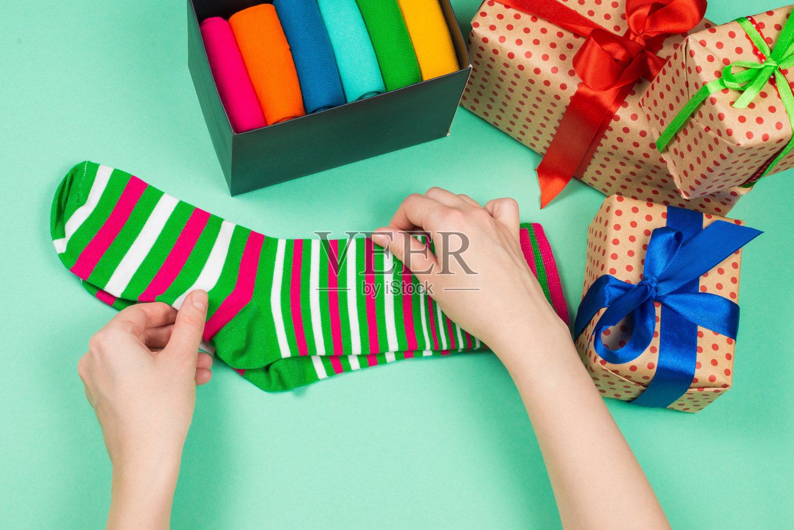 女士手中的彩色棉袜礼品照片摄影图片