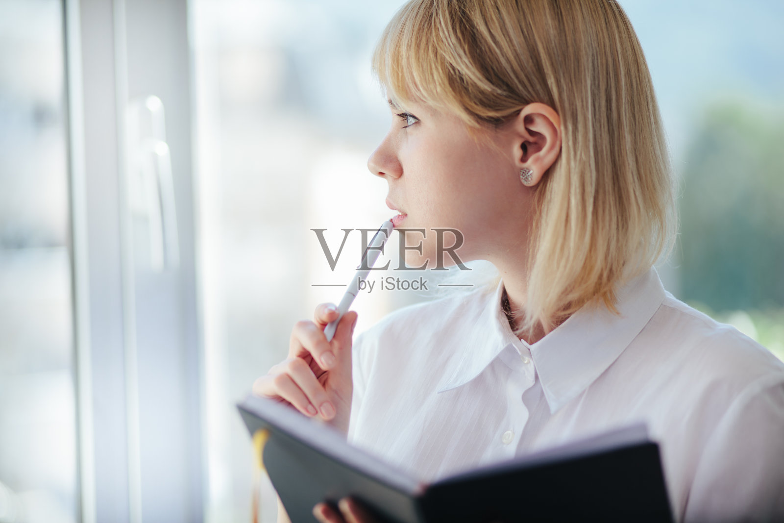 女人在办公室照片摄影图片