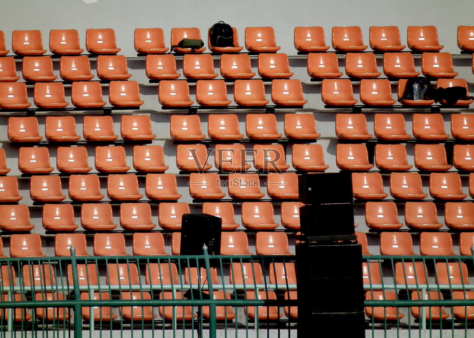 体育场里的橙色椅子照片摄影图片