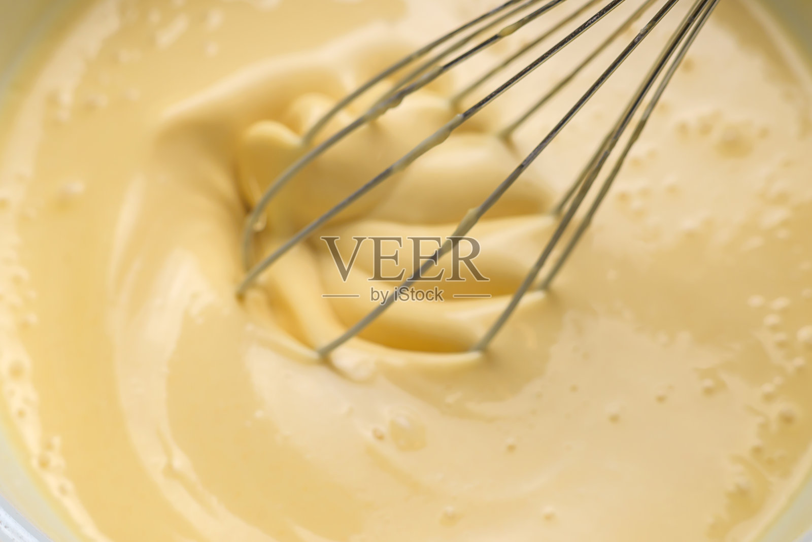 用手动打蛋器搅拌烘焙面糊照片摄影图片