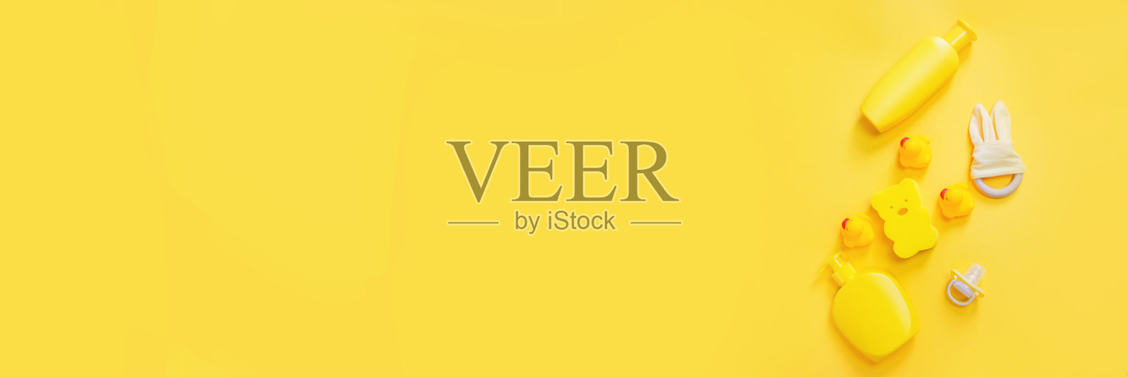 新生儿沐浴配件，黄色背景，选择性聚焦照片摄影图片