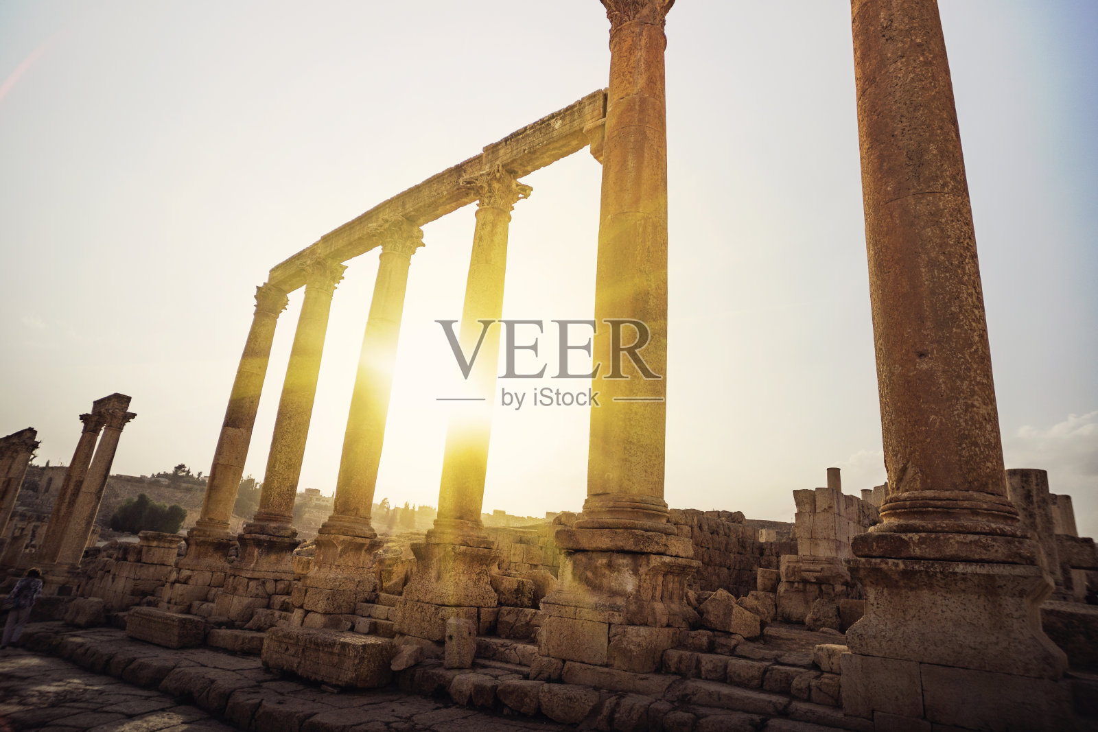 约旦绿色山丘上的古老柱子遗址照片摄影图片