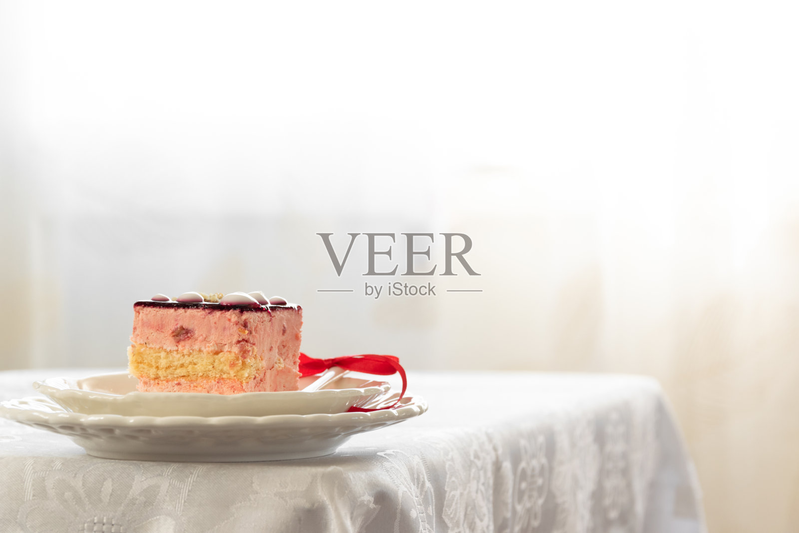 餐桌上美味的草莓蛋糕，奶油甜点，节日主题照片摄影图片