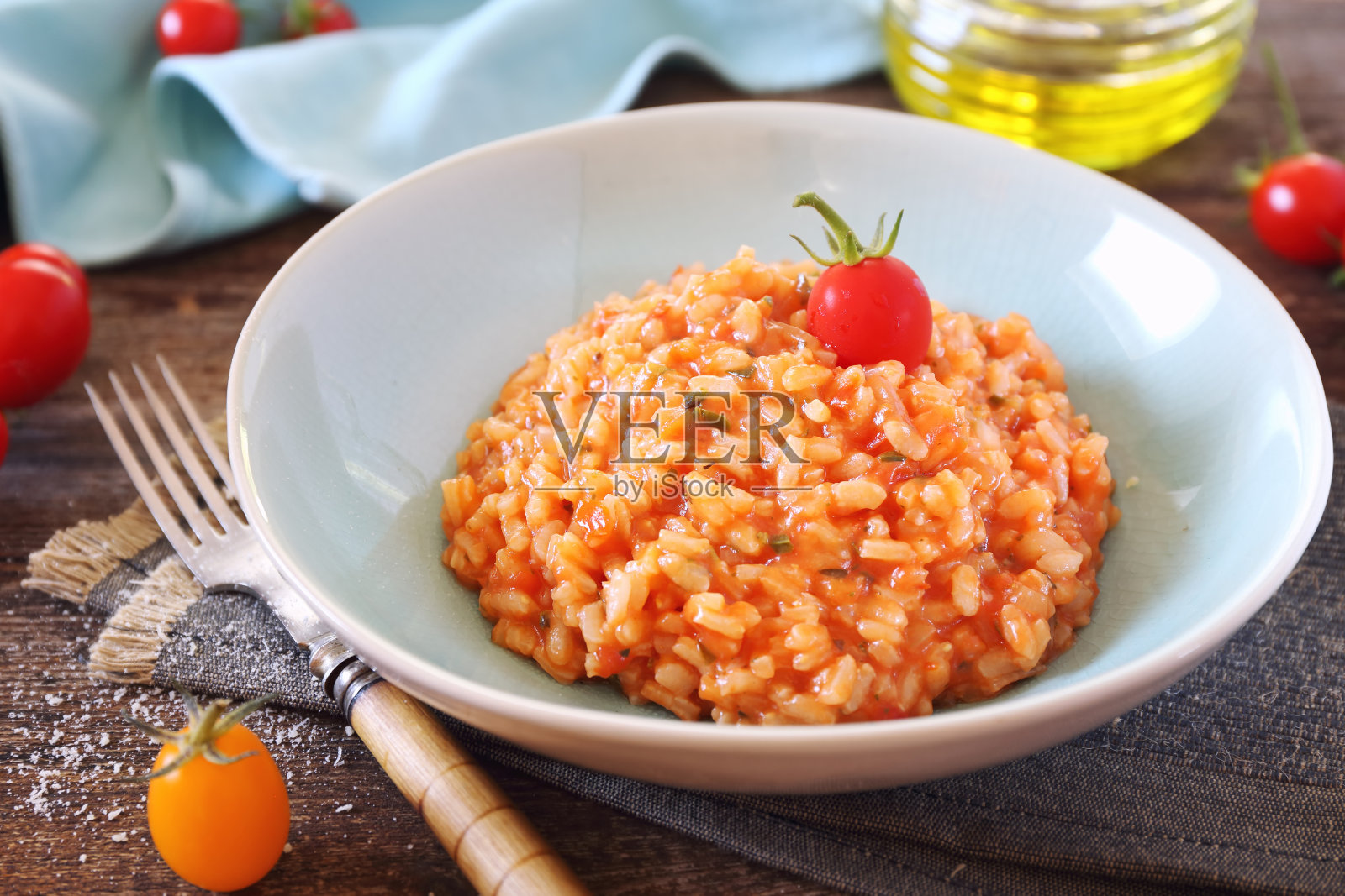 意大利菜。一盘番茄调味饭，橄榄油和圣女果照片摄影图片