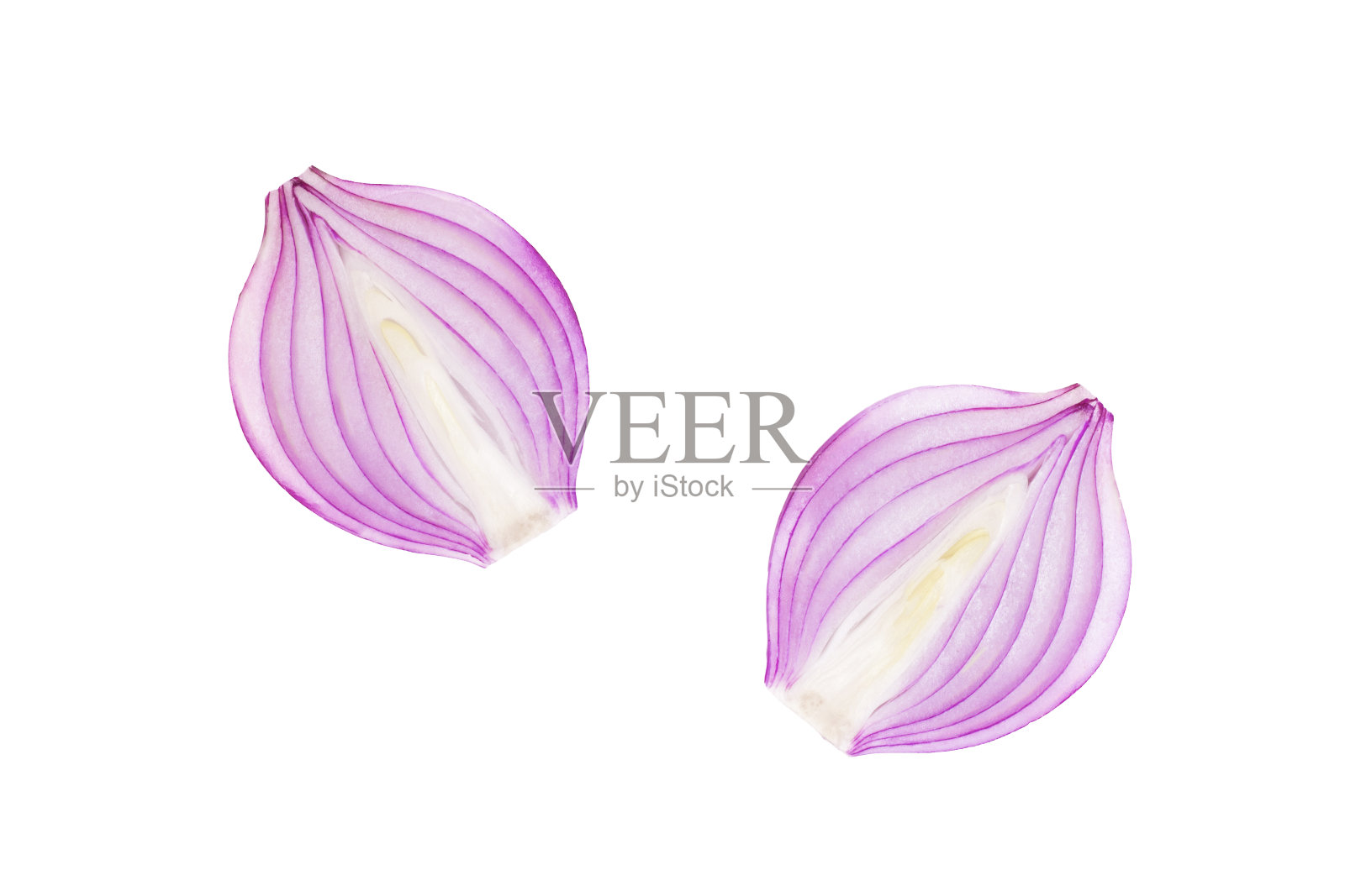 红洋葱切成两半，孤立在白色背景上。新鲜蔬菜。照片摄影图片