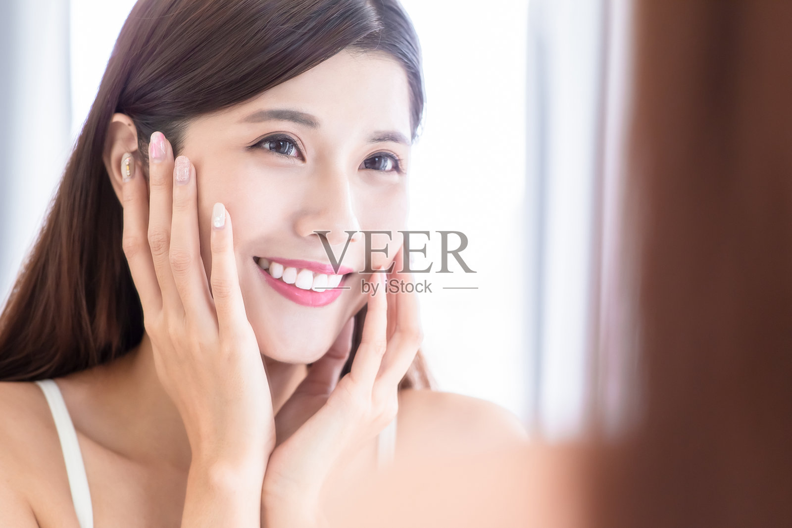 皮肤护理女孩摸脸照片摄影图片