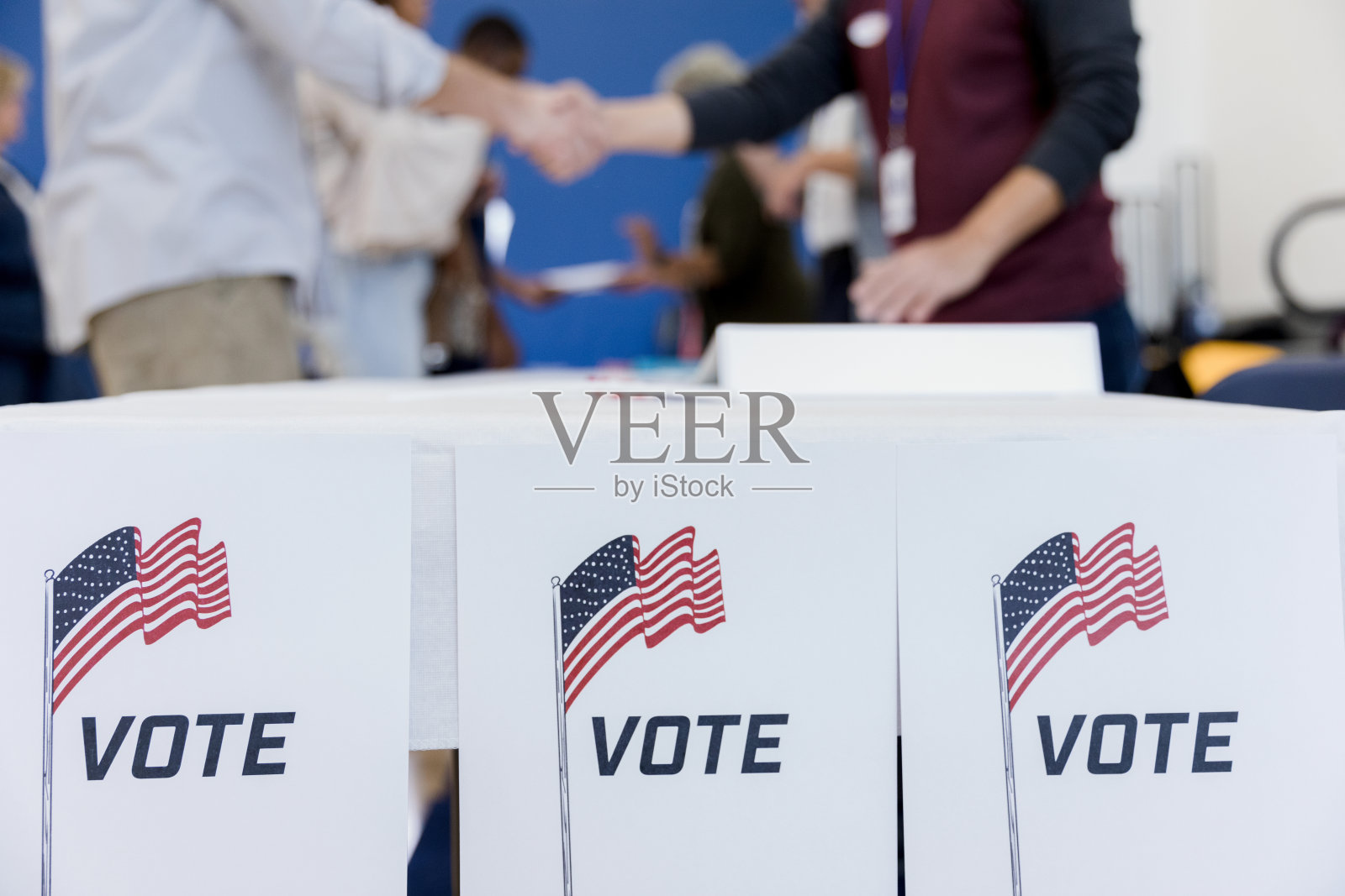 聚焦桌子尽头的投票海报照片摄影图片