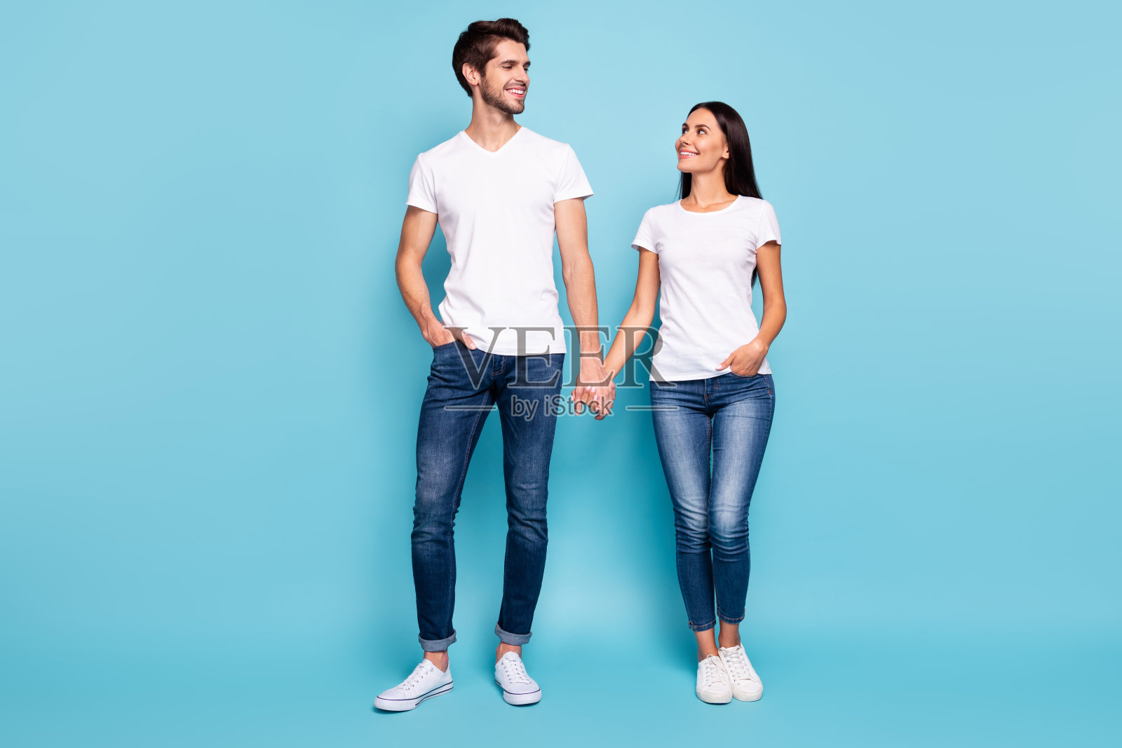 他的，他的，她的，漂亮的，迷人的，可爱的，甜蜜的，愉快的生活伙伴牵着手孤立的，明亮的，生动的，闪耀的，充满活力的，绿色的，蓝绿色的，蓝绿色的，绿松石色的背景照片摄影图片