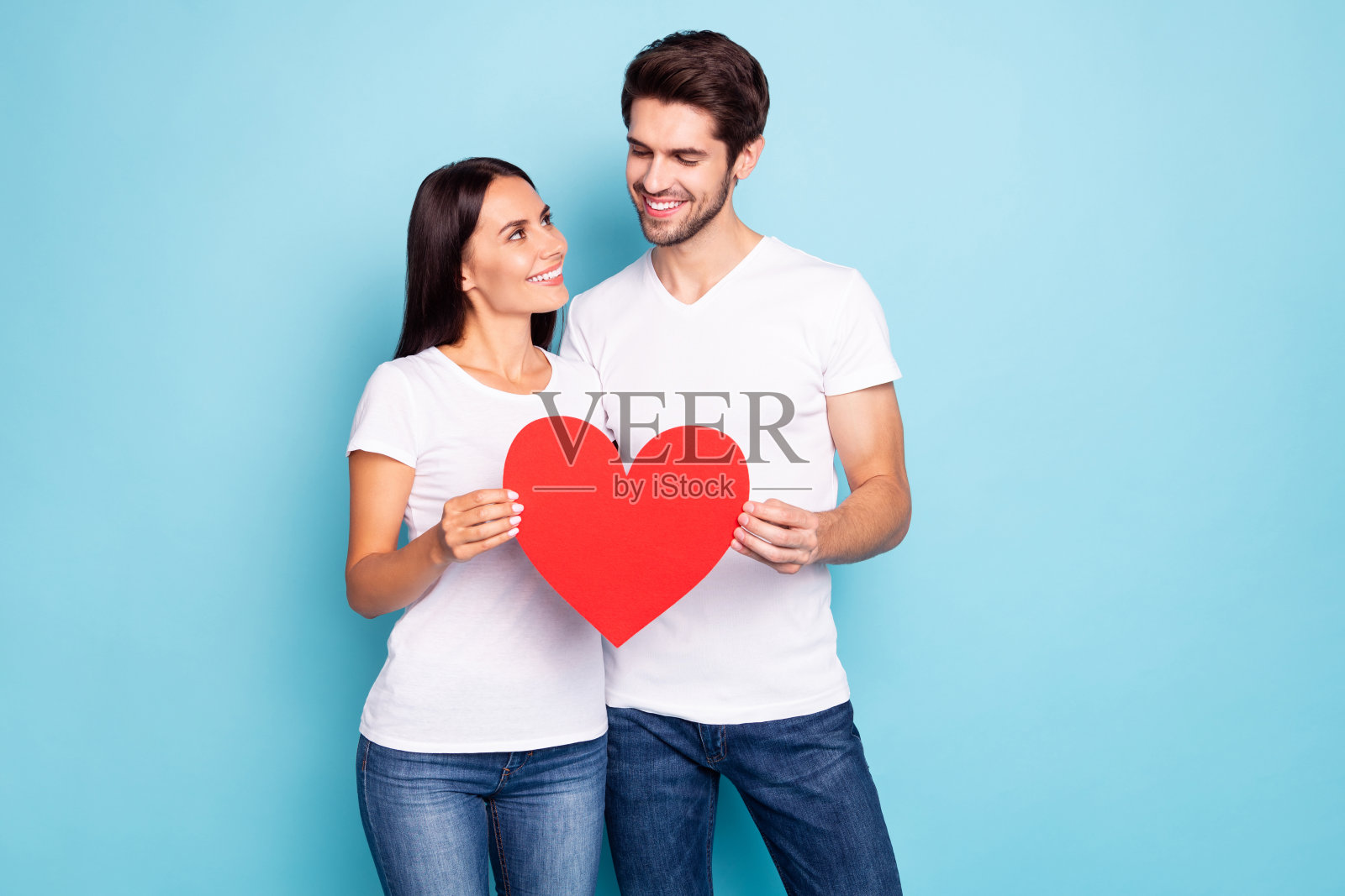 他的，他的，她的，她的肖像，好看的，可爱的，迷人的，和蔼的，细心的，愉快的，愉快的，愉快的，幸福的夫妇，手握着，大的心的周年纪念日，孤立的，明亮的，生动的，闪亮的，充满活力的，蓝绿色的背景照片摄影图片
