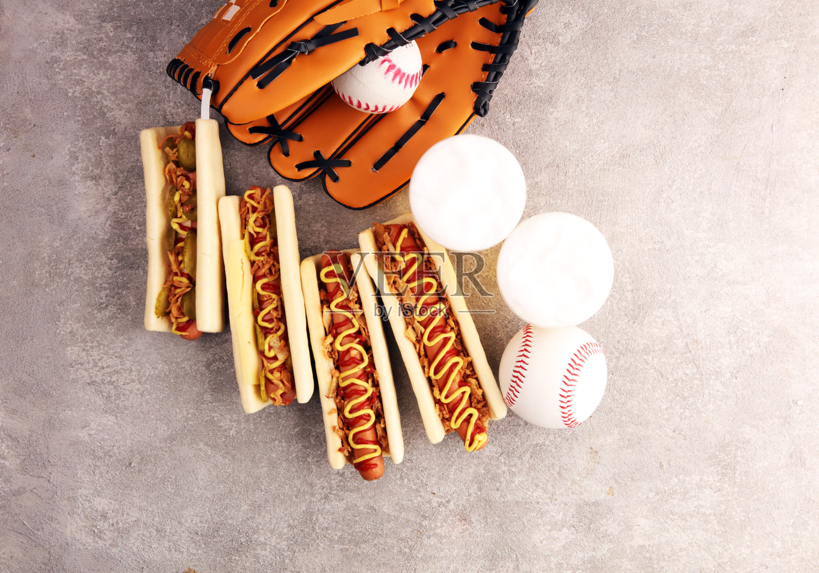 烤热狗，芥末和番茄酱，还有生啤酒。棒球派对的食物，还有季后赛的球照片摄影图片