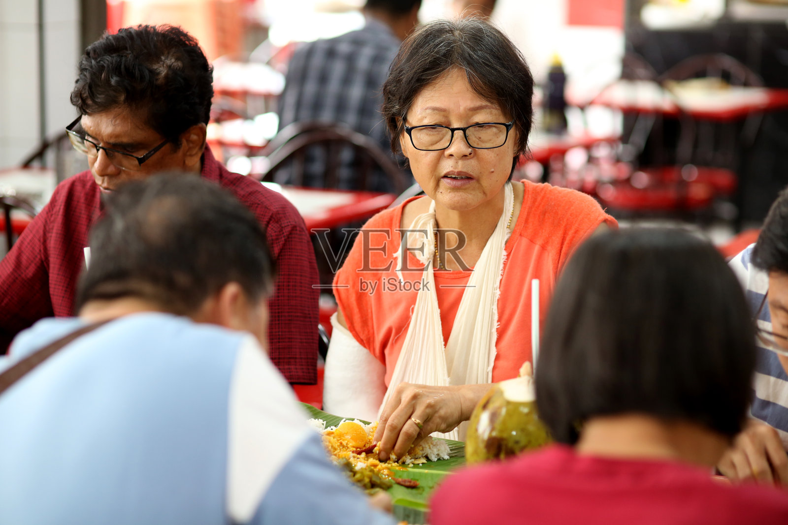 东南亚：在当地餐馆用餐的成年人照片摄影图片