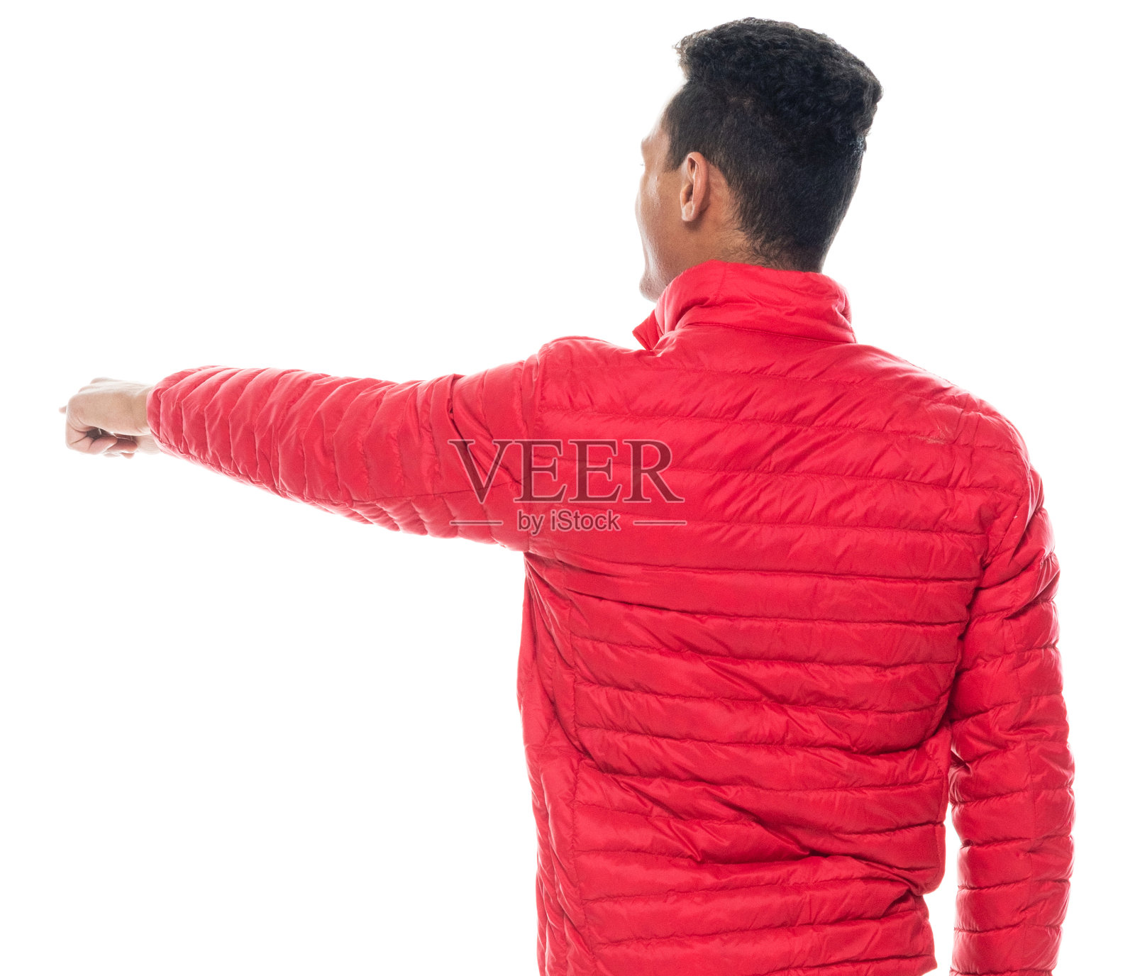 穿着t恤站着的非洲裔男性照片摄影图片