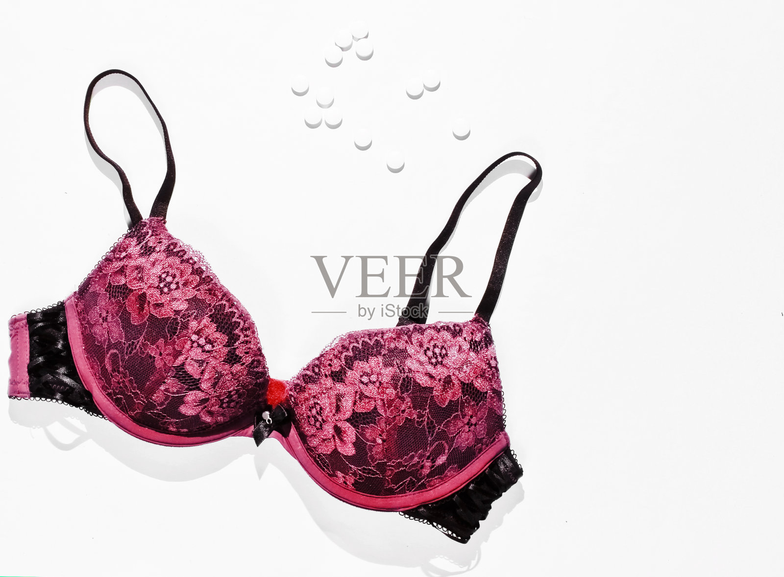 避孕药，灰色背景上的性感胸罩。俯视图照片摄影图片