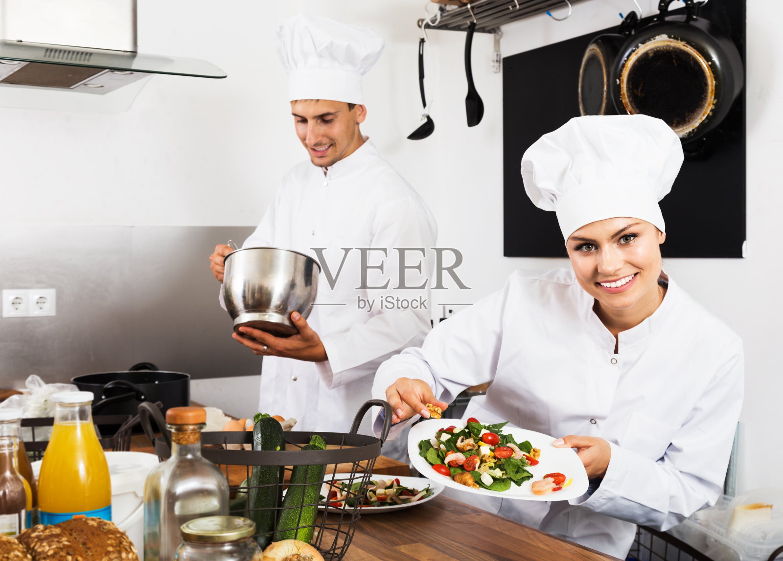 女厨师准备新鲜沙拉照片摄影图片