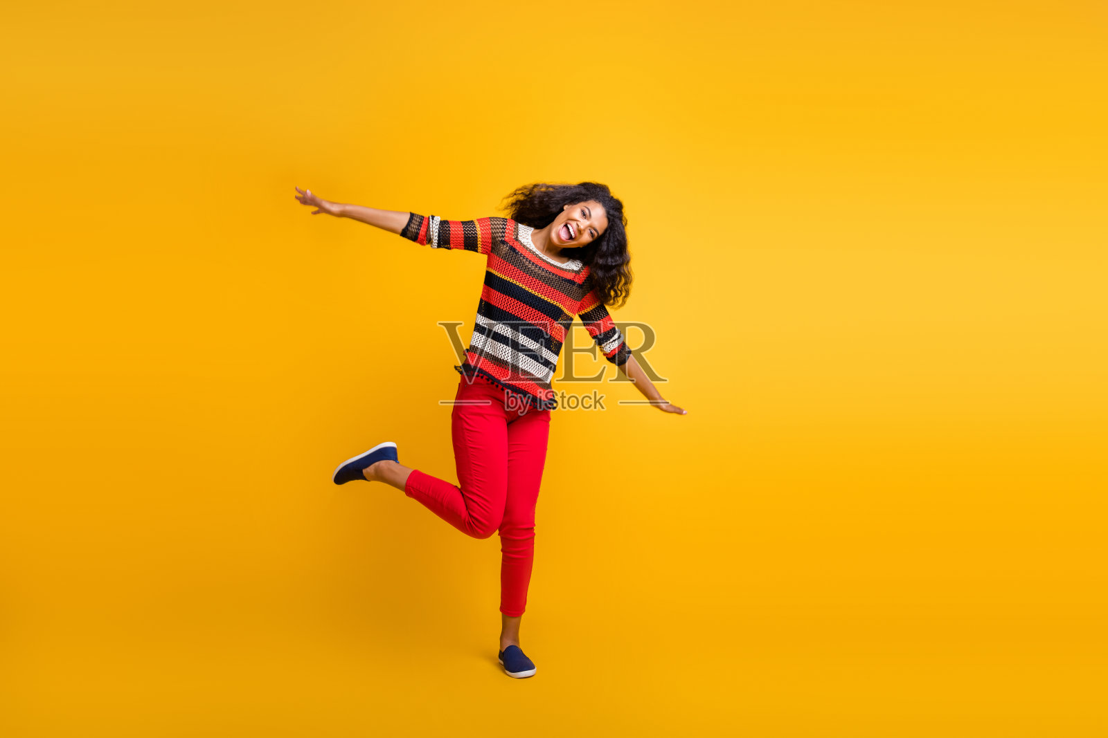 长照片的funky有趣的女孩想象她可以像鸟一样飞翔手牵手尖叫穿休闲风格的毛衣衣服孤立在明亮的颜色背景照片摄影图片