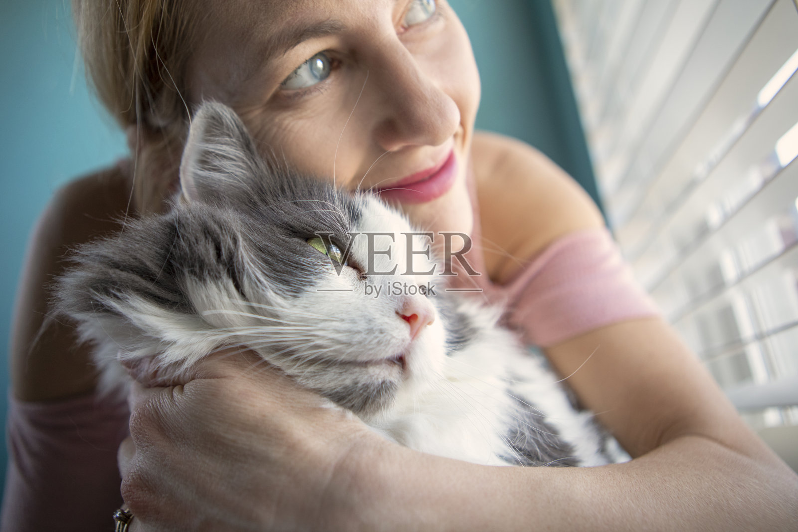 女人拥抱她的猫照片摄影图片