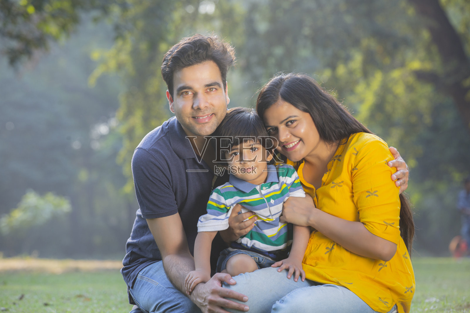 公园里的幸福家庭照片照片摄影图片