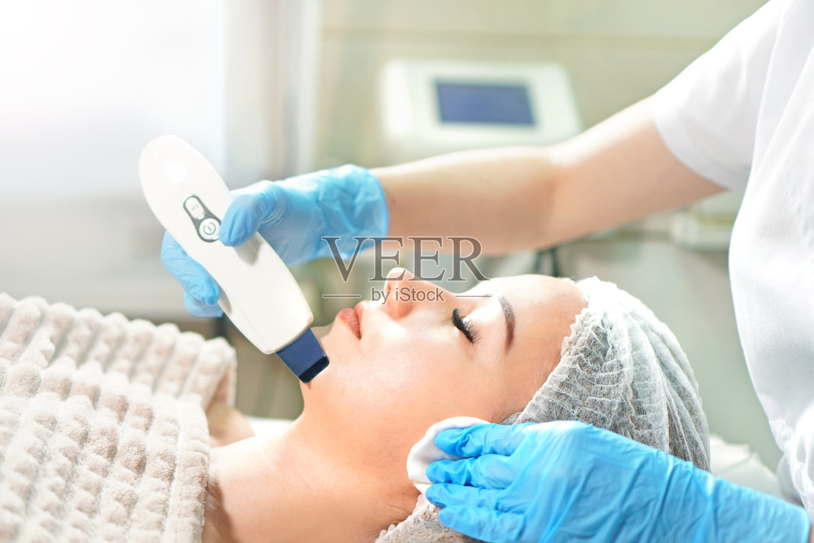 美容师为年轻女性做超声波面部护理特写照片摄影图片