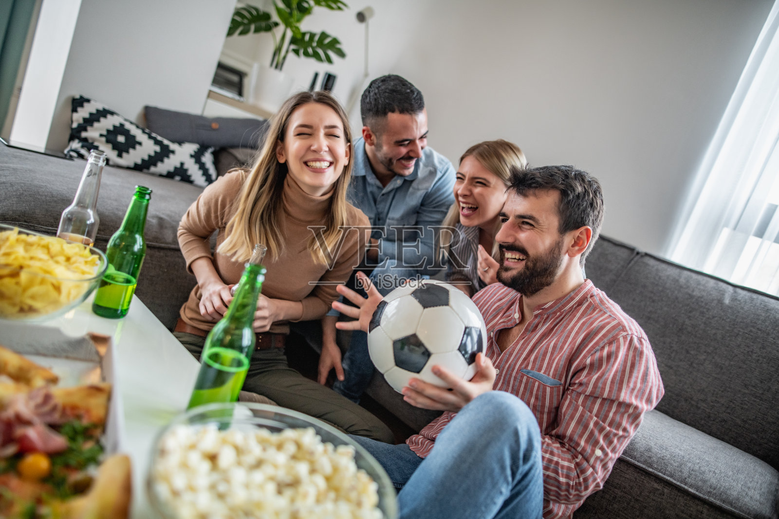 朋友们在家看足球比赛照片摄影图片