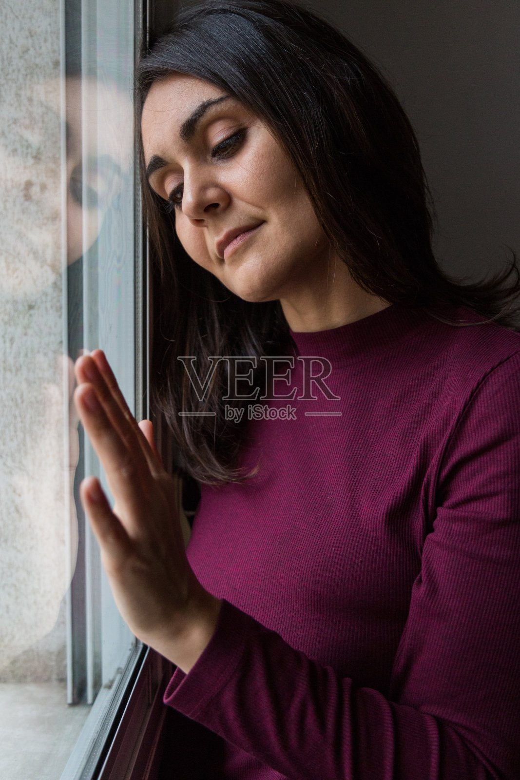 在窗边沉思的年轻女人照片摄影图片