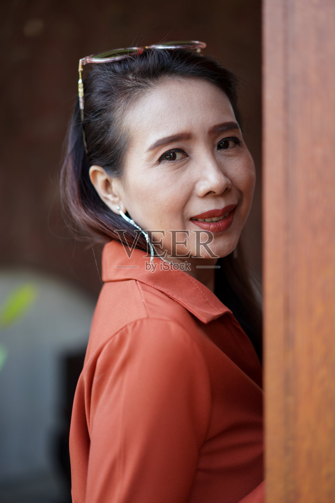 穿着橙色连衣裙的美丽女人照片摄影图片