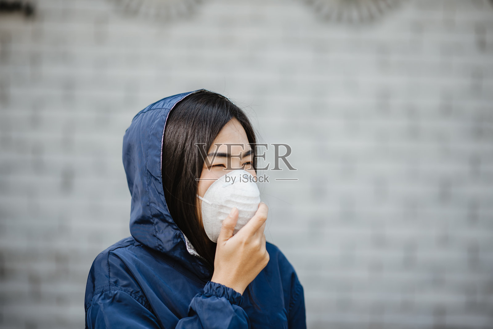 亚洲女性戴口罩照片摄影图片