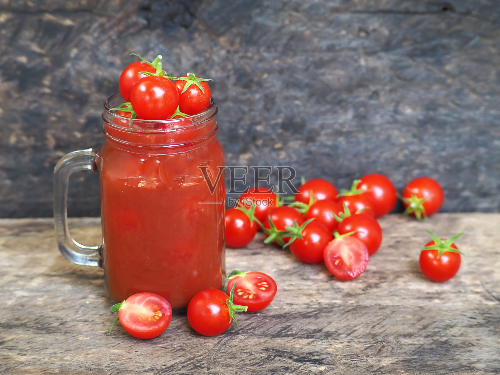 蕃茄汁与新鲜番茄在一个玻璃罐中，在木桌的背景，选择性的焦点照片摄影图片