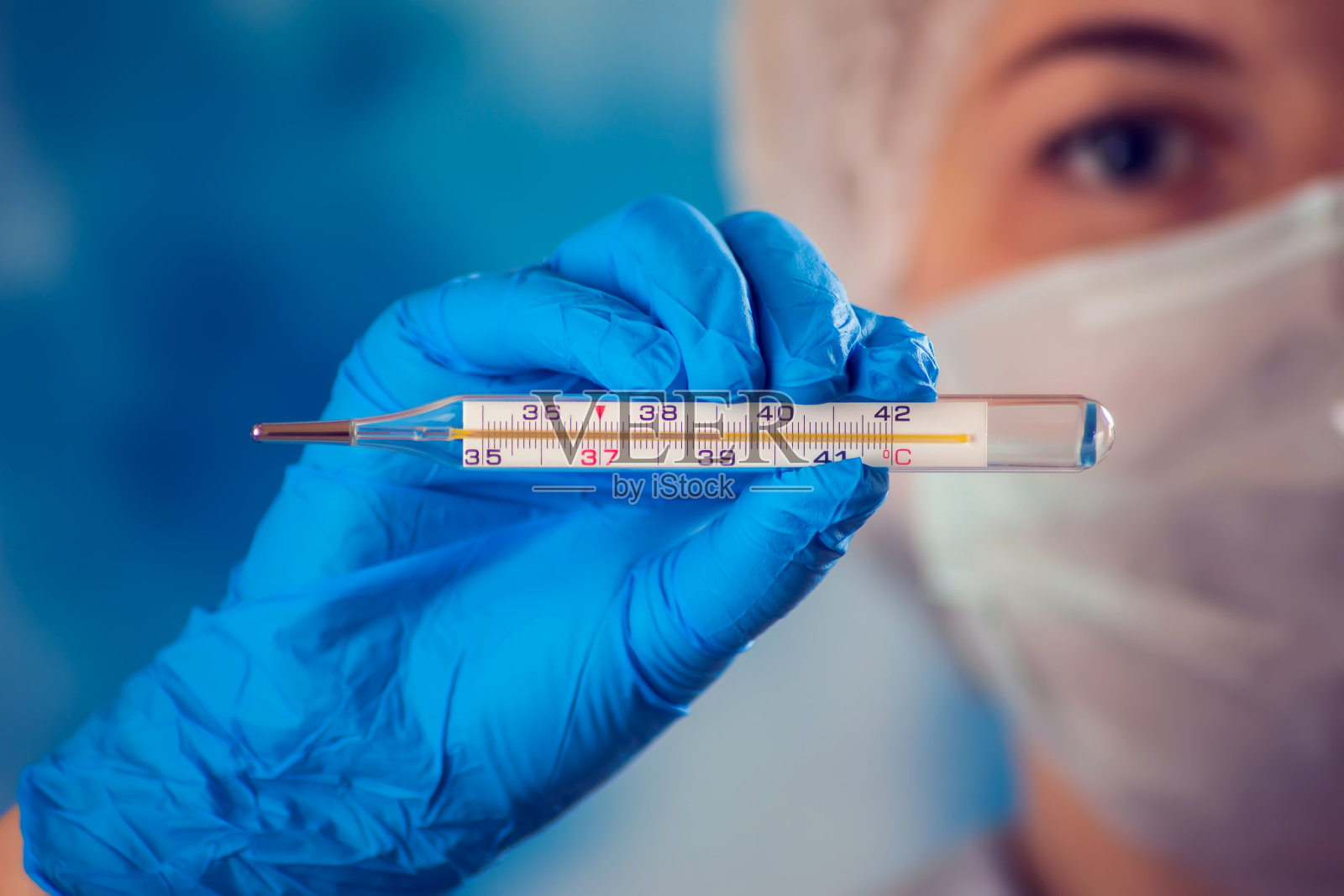 医生拿着医用体温计。医药和健康护理概念照片摄影图片