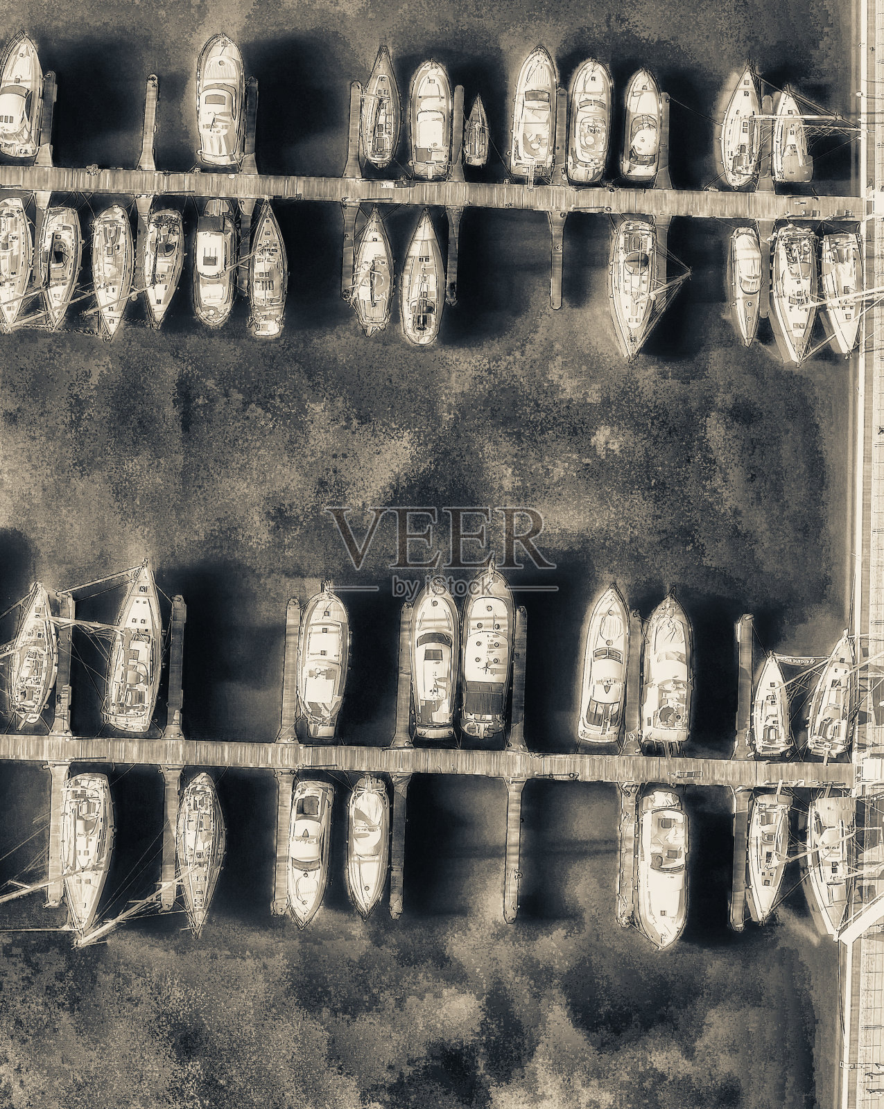 有停泊船只的小城市港口。令人惊叹的全景空中俯瞰照片摄影图片