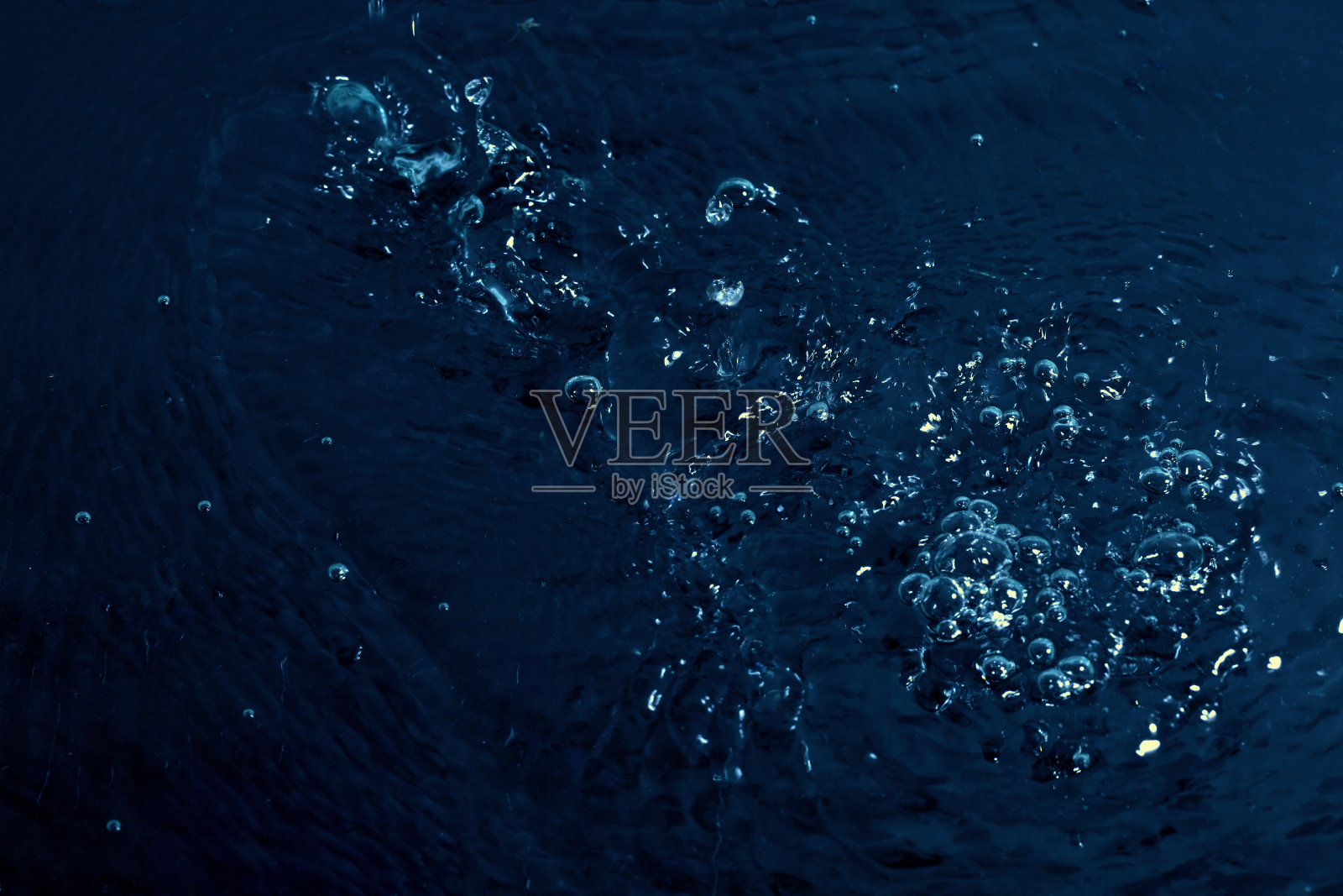 黑色背景上的水的纹理，夜间的水照片摄影图片